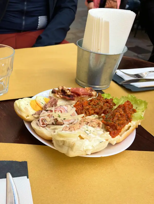 Traditional Venetian cicchetti and spritz served during aperitivo in the Veneto region